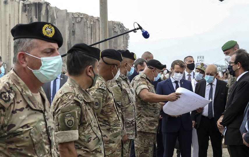 El presidente franc&eacute;s Emmanuel Macron, tercero desde la derecha, y el canciller franc&eacute;s Jean-Yves Le Drain se re&uacute;nen el martes 1 de septiembre del 2020 con fuerzas militares movilizadas para ayudar a reconstruir el puerto de Beirut.&nbsp;
