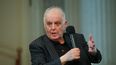 Daniel Barenboim, director musical general de la Ópera de Berlín, o Staatsoper, gesticula durante una conferencia de prensa en Berlín, Alemania, el 4 de junio de 2019.