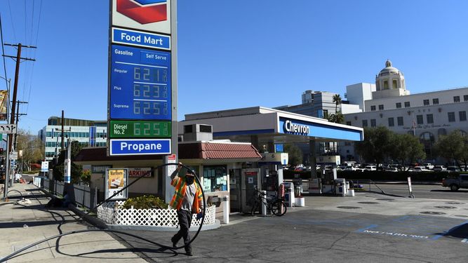 Un empleado de la construcción trabaja cerca de una gasolinera Chevron.
