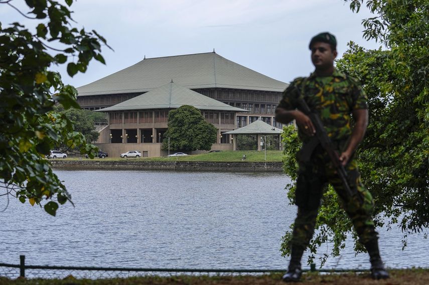Un soldado del ejército hace guardia frente a la sede del Parlamento de Sri Lanka, el sábado 16 de julio de 2022, en Colombo.&nbsp;