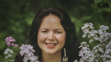 La cantante nativa americana Joanne Shenandoah posa en Nichols Pond, un lugar antiguo en el pueblo indígena de Oneida cerca de Canastota, Nueva York, el 12 de junio de 1996.
