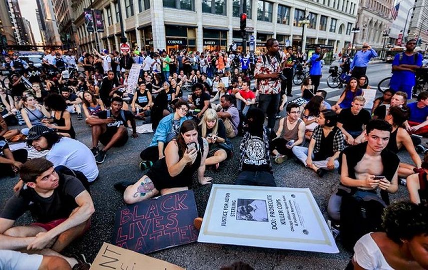 Personas protestan contra los recientes actos violentos en contra de la población afroamericana en Chicago, Illinois (EFE)