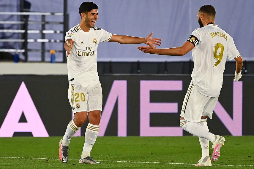 El franc&eacute;s Karim Benzema abri&oacute; el marcador de penal (11) y Marco Asensio hizo el 2-0 (50), para dar tres puntos que mantienen al Real Madrid l&iacute;der del campeonato espa&ntilde;ol, con cuatro puntos de ventaja sobre el Barcelona, su m&aacute;s inmediato perseguidor