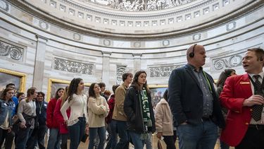 &nbsp; Un grupo de turistas en el Capitolio en Washington el 11 de marzo del 2020.