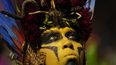 Un artista de la escuela de samba Salgueiro actúa durante las celebraciones del Carnaval en el Sambódromo en Río de Janeiro, Brasil.