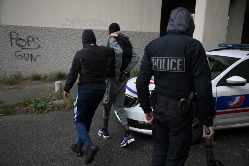 Agentes de policía de la Brigada BST 14 arrestan a un presunto miembro de una red de tráfico de drogas en el conjunto habitacional Les Rosiers, en los distritos del norte de Marsella, sur de Francia.