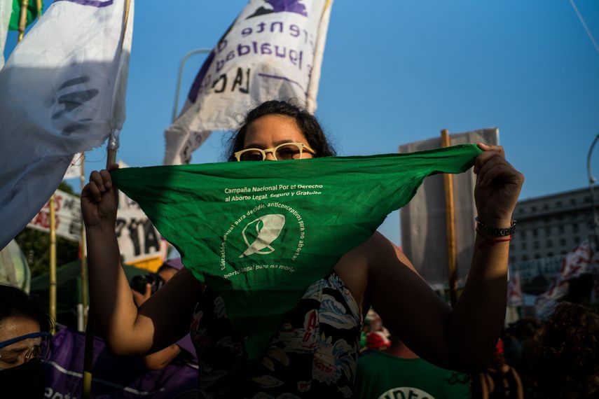 Una mujer sostiene un pañuelo verde en una movilización a favor de la legalización del aborto en Argentina mientras su aprobación se debate en el Senado del país, en Buenos Aires, Argentina, a 29 de diciembre de 2020. &nbsp;