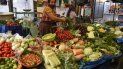 Una mujer vende verduras en el mercado de Guarda en la Ciudad de Guatemala el 13 de enero de 2021. Una mujer vende verduras en el mercado de Guarda en la Ciudad de Guatemala el 13 de enero de 2021.