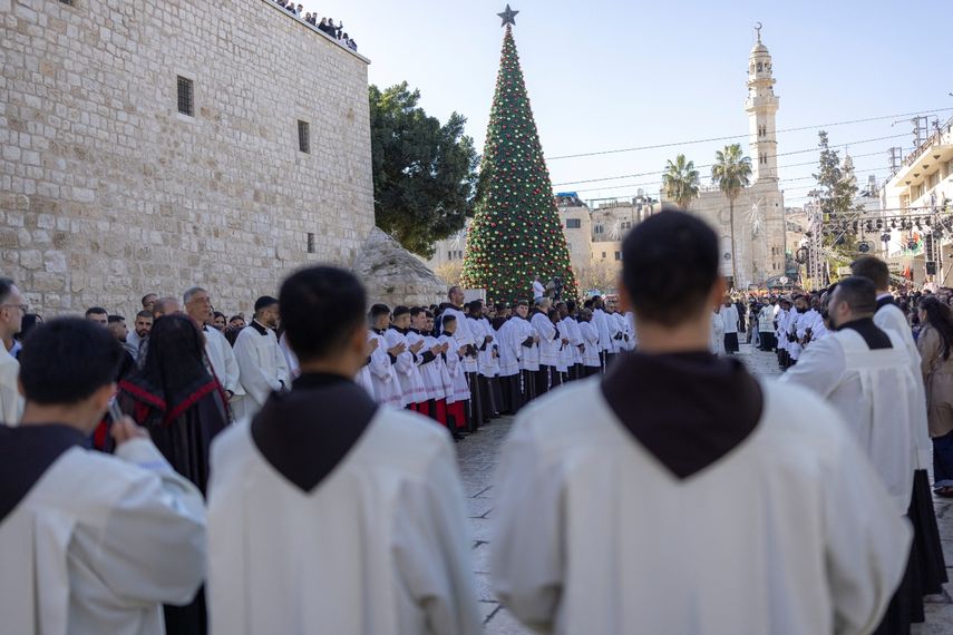 Miembros del clero participan en la procesión navideña anual encabezada por el Patriarca Latino de Jerusalén frente a la Iglesia de la Natividad en Belén, Cisjordania, ocupada por Israel, el 24 de diciembre de 2025