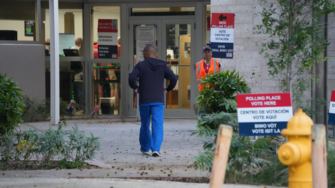 A las hora programada abre sus puertas el recinto electoral habilitado en las biblioteca de Shenandoah, en Miami.
