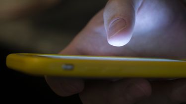Una persona usando un tel&eacute;fono celular en Nueva Orle&aacute;ns el 11 de agosto del 2019. Las autoridades estadounidenses buscan establecer una nueva l&iacute;nea telef&oacute;nica para ayudar a quienes se sientan mal y necesitan ayuda en la prevenci&oacute;n de suicidios.&nbsp;