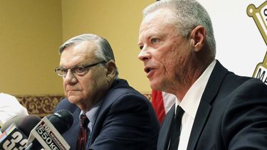 El sheriff del condado de Maricopa, Arizona, Joe Arpaio (izq) y su n&uacute;mero dos Jerry Sheridan hablando durante una conferencia de prensa en Phoenix el 5 de diciembre del 2011.&nbsp;