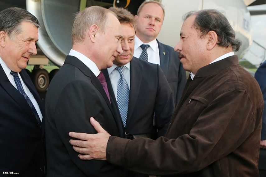 El presidente ruso Vladimir Putin y el mandatario de Nicaragua Daniel Ortega se saludan en Managua en 2014. (ARCHIVO) 