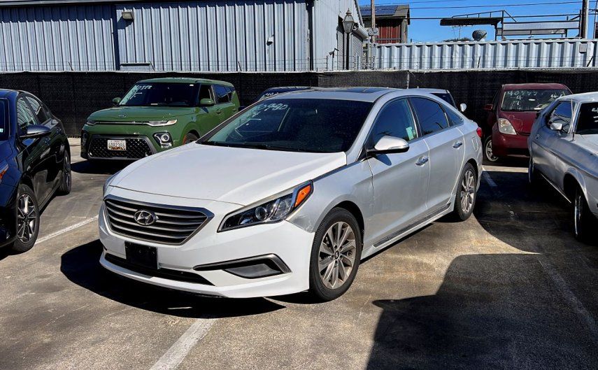 Un automóvil Hyundai en el estacionamiento de East Bay Tow Inc., donde el procurador general de California Rob Bonta realizó una conferencia de prensa, el jueves 20 de abril de 2023, en Berkeley, California.&nbsp;