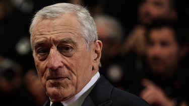 El actor estadounidense Robert De Niro posa al salir del Palacio de Festivales tras la proyección de la película Killers of the Flower Moon durante la 76.ª edición del Festival de Cine de Cannes, en el sur de Francia, el 20 de mayo de 2023.