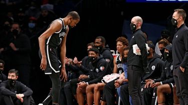 El alero de los Nets de Brooklyn Kevin Durant deja el juego tras lesionarse la rodilla en el ecuentro ante los Pelicans de Nueva Orleans el sábado 15 de enero del 2022.