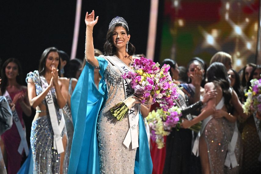 La recién coronada Miss Universo 2023, Sheynnis Palacios de Nicaragua, saluda tras ganar la 72ª edición del certamen de Miss Universo en San Salvador el 18 de noviembre de 2023.
