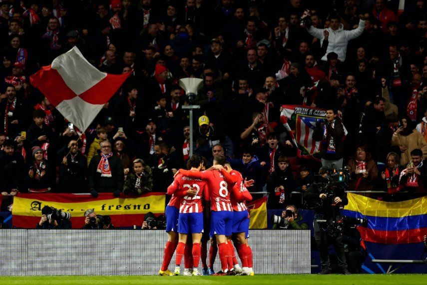 Los jugadores del Atlético de Madrid celebran después de que Antoine Griezmann anotó el gol inicial durante un partido de fútbol del Grupo E de la Liga de Campeones entre el Atlético de Madrid y la Lazio en el estadio Metropolitano de Madrid, España, el miércoles 13 de diciembre de 2023.&nbsp;