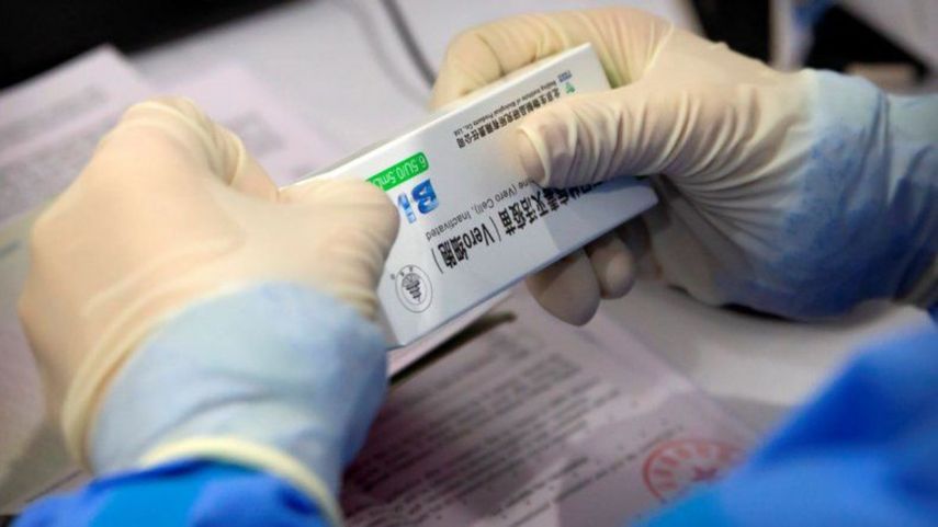 Un trabajador abre una caja de vacuna contra el coronavirus fabricada por una filial de Sinopharm, en una sesión de vacunación a perodistas extranjeros residentes en China, en un centro de vacunación en Beijing.