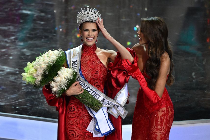 Miss Venezuela 2023 Ileana Márquez -del estado de Amazonas- es coronada por la saliente Miss Venezuela 2022, Diana Silva, durante el concurso de belleza Miss Venezuela en Caracas el 7 de diciembre de 2023. Márquez es la primera madre que se corona como Miss Venezuela.