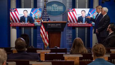 El presidente de los Estados Unidos, Donald Trump, y el vicepresidente de los Estados Unidos, Mike Pence, observan cómo se reproduce un video del gobernador de Nueva York, Andrew Cuomo, dando una conferencia de prensa en una breve presentación previa durante una conferencia de prensa del Grupo de Trabajo Coronavirus en la Casa Blanca en Washington, DC, el 19 de abril. 2020.
