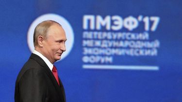 Vladímir&nbsp;Putin asiste a una sesión plenaria del Foro Económico Internacional de San Petersburgo.