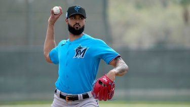 El lanzador dominicano Sandy Alcántara, de los Marlins de Miami, trabaja durante una sesión de entrenamiento de bateo, el domingo 19 de febrero de 2023, en Júpiter, Florida.