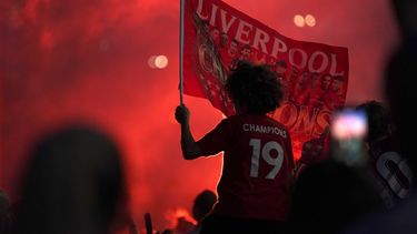 Hinchas del Liverpool festejan frente al estadio de Anfield, el jueves 25 de junio de 2020, luego que el equipo se coron&oacute; con una derrota del Manchester City ante el Chelsea.&nbsp;