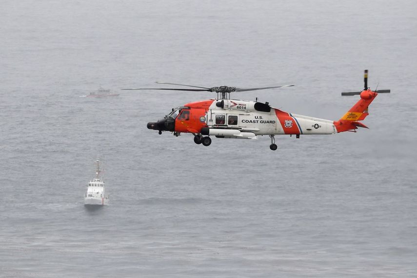 Un helicóptero de la Guardia Costera de Estados Unidos sobrevuela el área donde ocurrió un naufragio el domingo 2 de mayo de 2021, frente a las costas de San Diego.&nbsp;