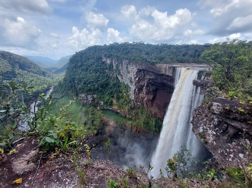 Vista de Kaieteur, la cascada de una sola caída más grande del mundo, ubicada en la región Potaro-Siparuni de Guyana. Las cataratas son parte del Esequibo, un área en disputa rica en petróleo de 160.000 kilómetros cuadrados administrada por Guyana, pero que los venezolanos votaron para reclamar como suyo en un referéndum promovido por el régimen de Nicolás Maduro.