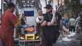 En esta imagen proporcionada por el Servicio ucraniano de Emergencias, varias personas llevan a un herido de un edificio dañado por ataques de misiles rusos en Pokrovsk, en la región de Donetsk, Ucrania, el lunes 7 de agosto de 2023.&nbsp;