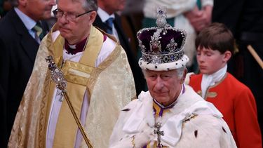 El rey Carlos III de Gran Bretaña con la corona del estado imperial sale de la Abadía de Westminster después de las ceremonias de coronación en el centro de Londres el 6 de mayo de 2023. La coronación es la primera en Gran Bretaña en 70 años.
