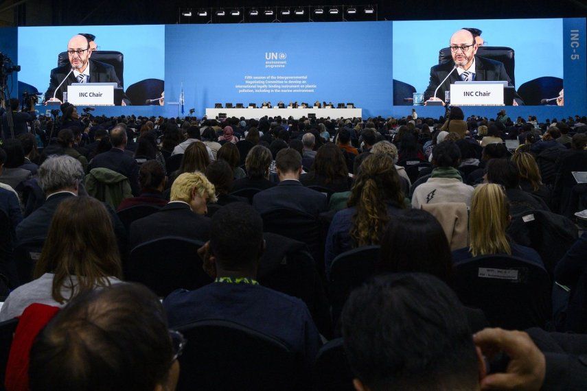 El presidente del INC-5, Luis Vayas Valdivieso (en pantalla), habla durante una sesión plenaria abierta durante la quinta sesión del Comité Intergubernamental de Negociación sobre Contaminación Plástica de la ONU (INC-5) en Busan el 1 de diciembre de 2024.&nbsp;