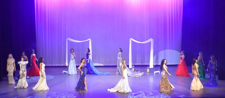 Desfile en traje de gala de la elección reina del Carnaval de Miami 2022