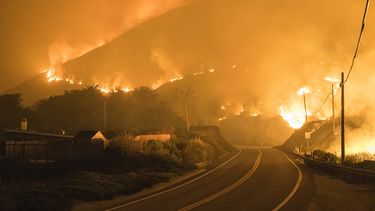 El llamado incendio Colorado, arde cerca de la Autopista 1 cerca de Big Sur, California, el 22 de enero de 2022.&nbsp;