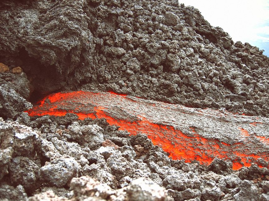 Foto referencial de la magma de un volcán en erupción.
