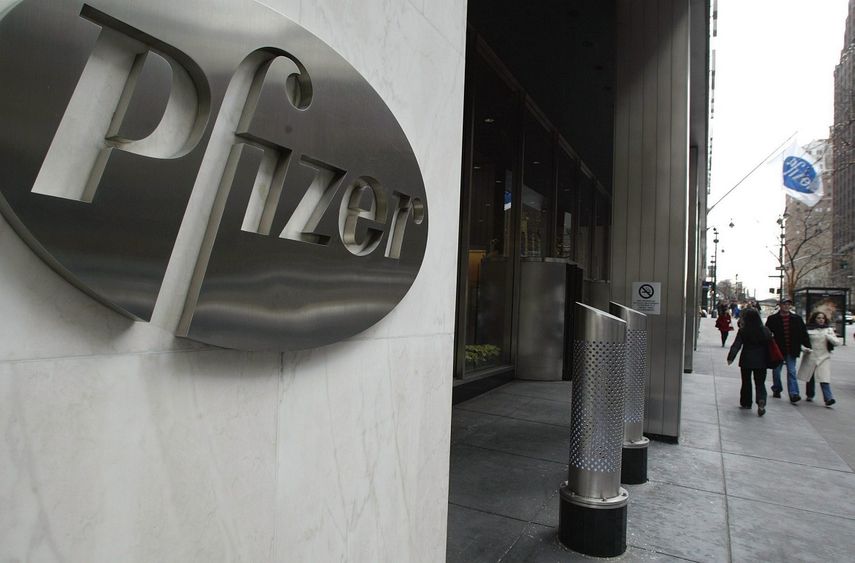 Logo de la empresa farmacéutica Pfizer en sus oficinas en Nueva York.