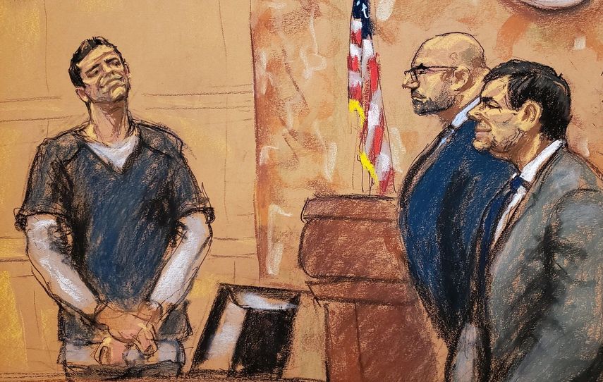 Dibujo realizado por la artista Jane Rosenberg donde aparecen Vicente Zambada (izq.), uno de los testigos principales en el juicio por narcotráfico contra Joaquín El Chapo Guzmán (der.), quien está acompañado por Eduardo Balarezo (2do der.), su abogado.