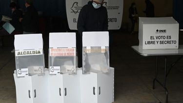 La gente emitió su voto en una mesa electoral, en la Ciudad de México, el 6 de junio de 2021.