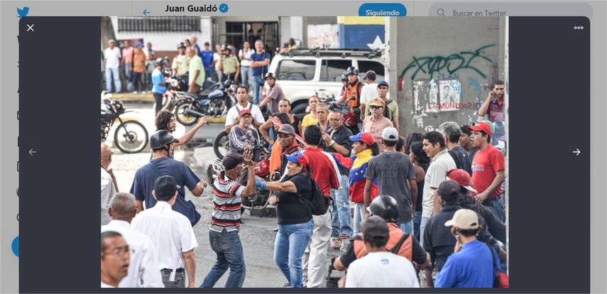 Colectivos amedrentan a manifestantes que esperaban la llegada del presidente encargado Juan Guaidó a la comunidad de El Guarataro, en el centro de Caracas