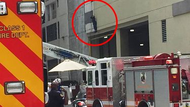 Los bomberos rescataron al hombre con la ayuda de una escalera desplegable.