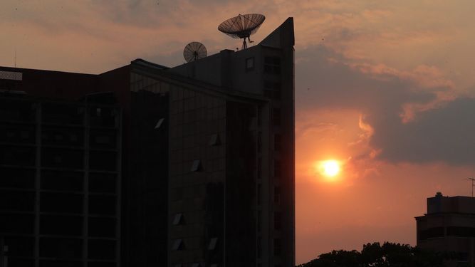 Vista de un edificio a oscuras durante un nuevo apagón que afecta a la nación caribeña desde el lunes.&nbsp;