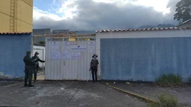 &nbsp;Centro de Votación escuela Ruiz Pineda de San Cristóbal. Mínima afluencia en la apertura del proceso. &nbsp;