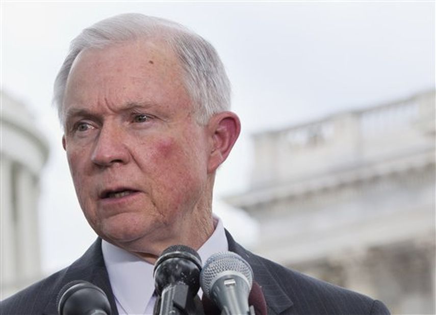 El senador Jeff Sessions, republicano por Alabama, habla en el Capitolio de Washington. (Foto Archivo AP) 