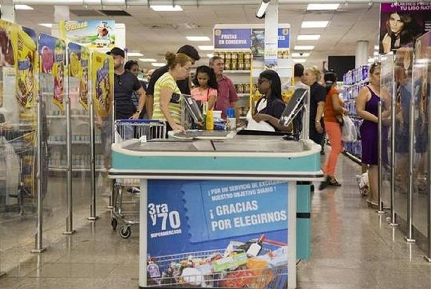 Dos paquetes de pollo y 1 Kg de queso por persona serán los límetes de las tiendas recaudadoras de divisas.&nbsp;