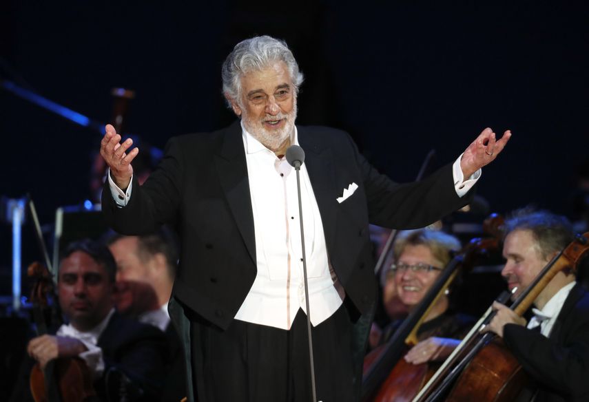 En esta foto del 28 de agosto de 2019, el astro de la &oacute;pera Pl&aacute;cido Domingo saluda al p&uacute;blico al final de un concierto en Szeged, Hungr&iacute;a.