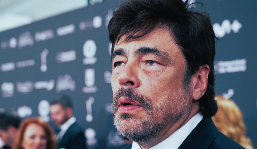 El actor Benicio del Toro, Platino de Honor, conversa con la prensa en la alfombra roja de la décima edición de los Premios Platino, que se celebraron el sábado, 22 de abril, en Madrid.&nbsp;