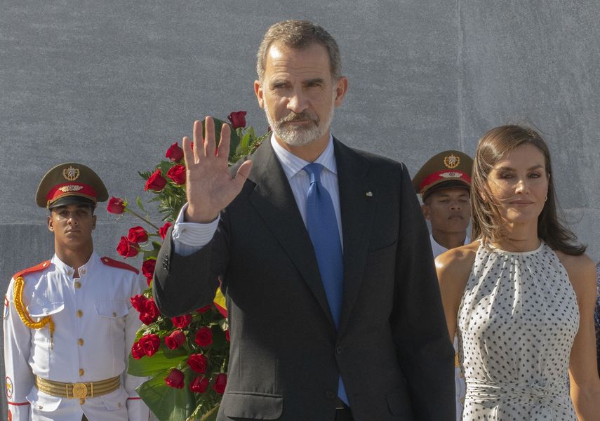 El rey de España, Felipe VI, saluda mientras la reina Letizia camina cerca de él, tras depositar una ofrenda floral a José Martí, el apóstol de la independencia de Cuba.