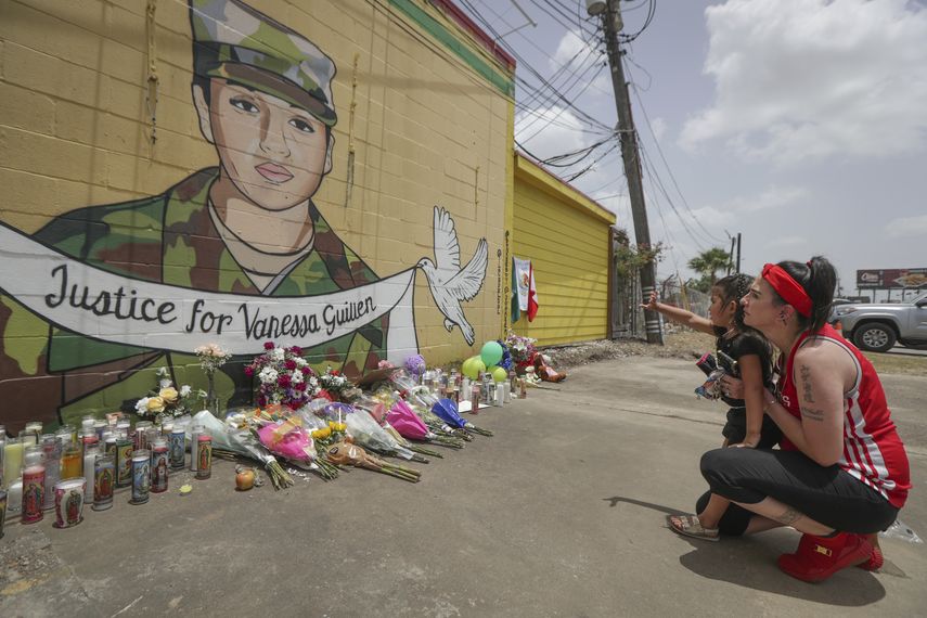 Dawn Gomez sostiene a su nieta Saryia Greer, de 3 a&ntilde;os, quien observa un mural en honor de la soldado asesinada Vanessa Guill&eacute;n, obra de Alejandro Donkeeboy Roman Jr. , a un costado de la Taquer&iacute;a del Sol, el jueves 2 de julio de 2020, en Houston.&nbsp;