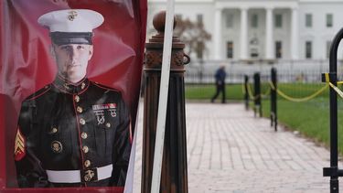 La foto de Trevor Reed, veterano de los Marines preso en Rusia, se encuentra en el parque Lafayette cerca de la Casa Blanca, 30 de marzo de 2022, en Washington. Rusia y Estados Unidos realizaron un intercambio de prisioneros el miércoles 27 de abril de 2022, de Reed por un narcotraficante ruso que purgaba una larga condena en Connecticut.